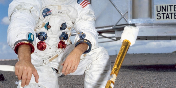 Умер астронавт Алан Бин, который четвертым побывал на Луне