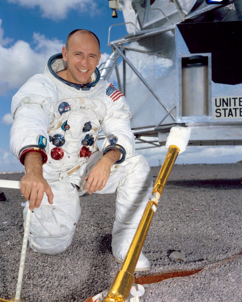 Умер астронавт Алан Бин, который четвертым побывал на Луне 1