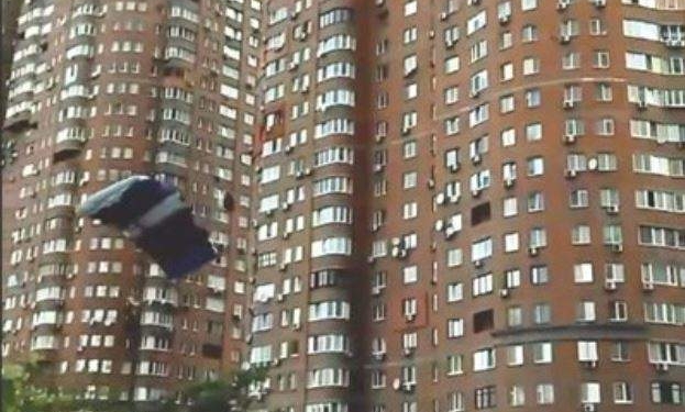 В Киеве сняли на видео прыжок бейсджампера