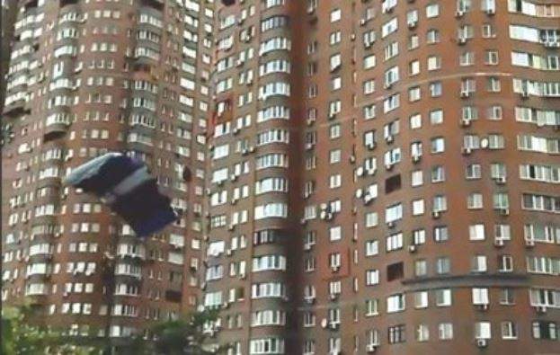 В Киеве сняли на видео прыжок бейсджампера 1