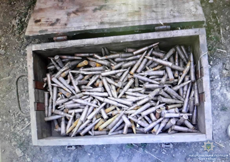 Парень на Николаевщине нашел ящик патронов и 8 мешков пороха на полигоне. А полиция нашла у него 5