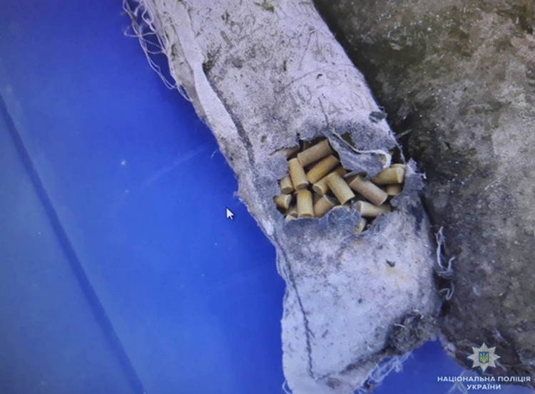 Парень на Николаевщине нашел ящик патронов и 8 мешков пороха на полигоне. А полиция нашла у него 3