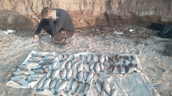 На Николаевщине полицейский водный патруль “добыл” браконьеров, которые в нерест сетями ловили карасей и бычков