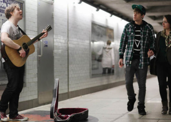 Уличным музыкантам в Лондоне теперь можно платить бесконтактно