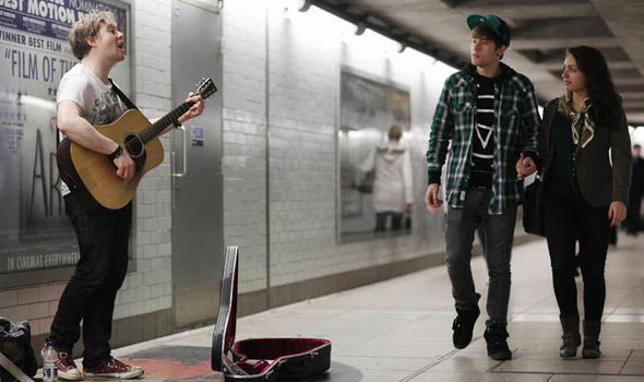 Уличным музыкантам в Лондоне теперь можно платить бесконтактно