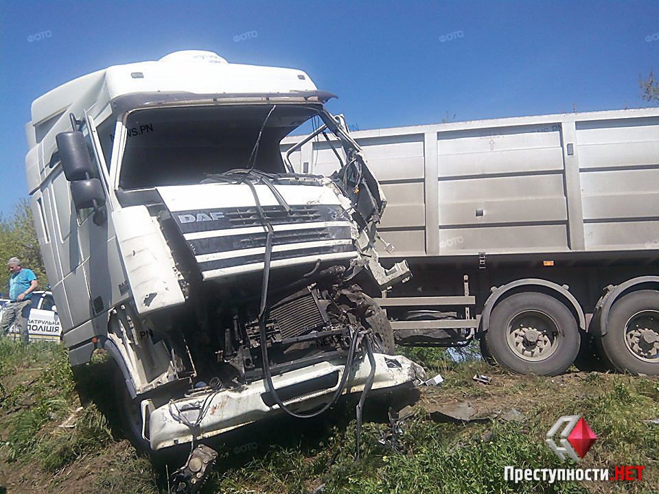 Под Николаевом столкнулись военный грузовик и пассажирский автобус – пострадало четыре человека 5