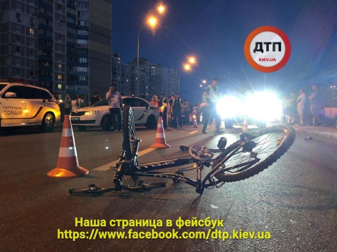 В Киеве авто из кортежа Порошенко сбило велосипедиста на переходе 1