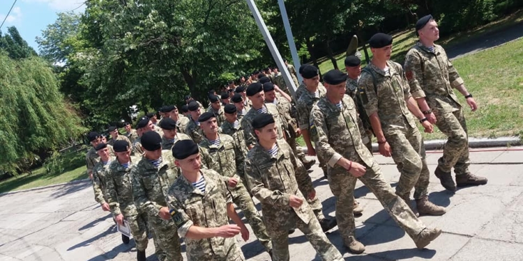 Бойцы одного из батальонов морской пехоты устроили демарш во время вручения Порошенко в Николаеве новых беретов – СМИ