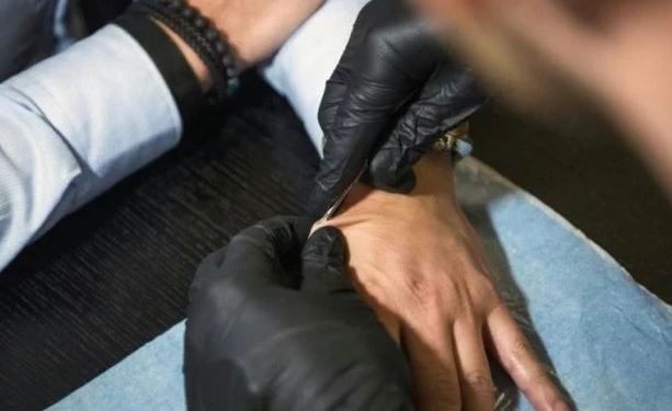 Шведы активно вживляют в руку чипы, заменяющие ключи и документы