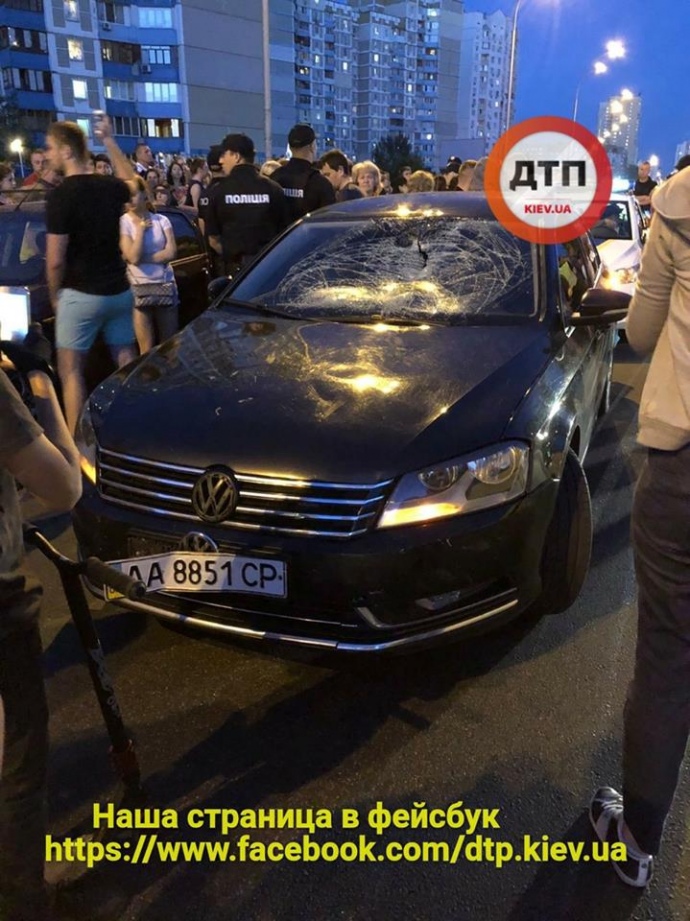 В Киеве авто из кортежа Порошенко сбило велосипедиста на переходе 5