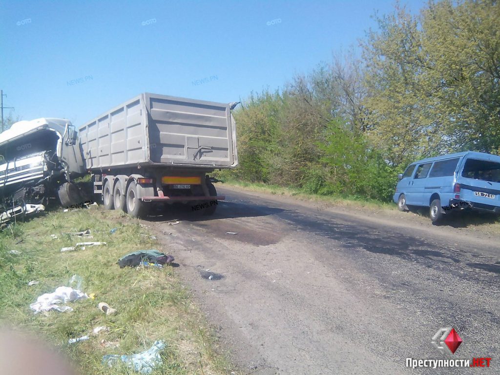 Под Николаевом столкнулись военный грузовик и пассажирский автобус – пострадало четыре человека 7
