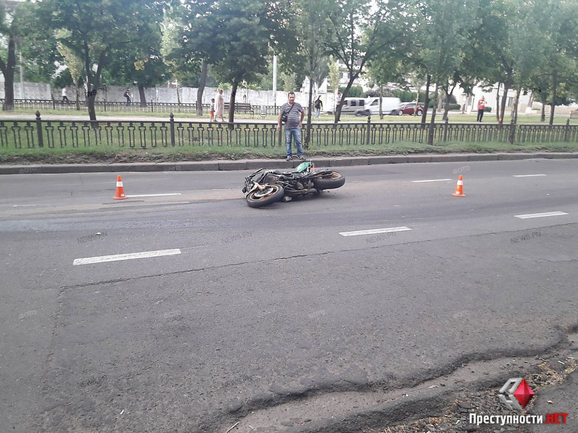 Мотоциклист попал в ДТП, пытаясь «проскочить» между машинами в Николаеве 5
