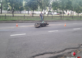 Мотоциклист попал в ДТП, пытаясь «проскочить» между машинами в Николаеве