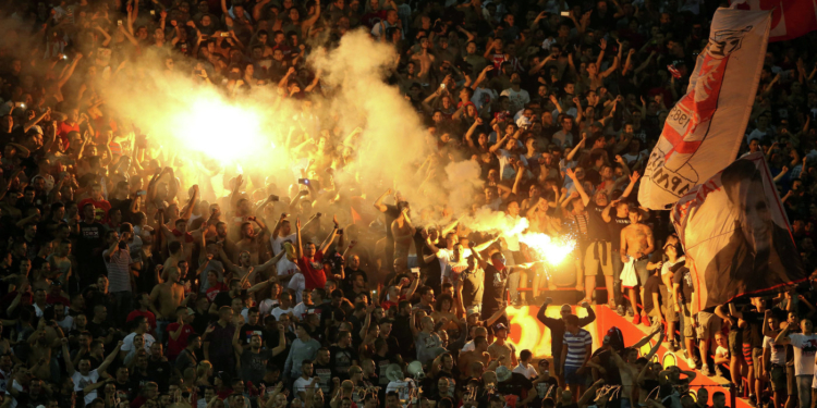 Зажгли на радостях: фаны  “Црвены Звезды” оставили свою команду без автобуса, празднуя победу в чемпионате
