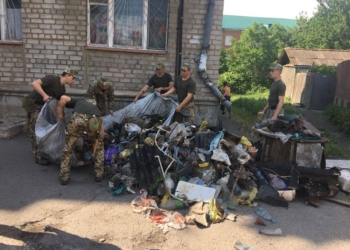 В Николаеве военнослужащие “помогают” частной фирме выполнить бюджетные контракты по уборке мусора. Кто получит деньги?