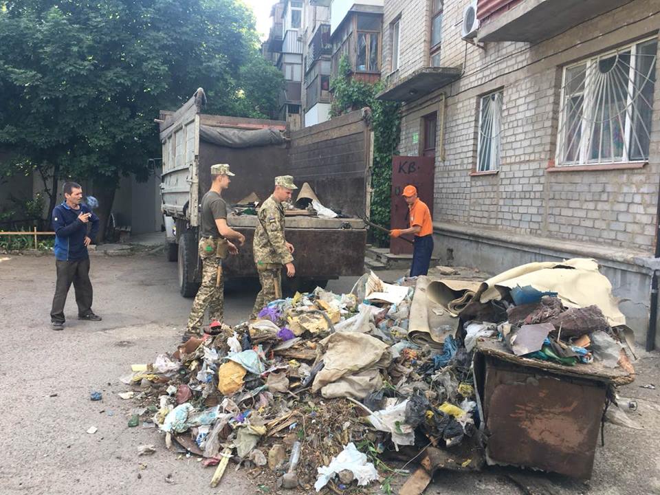 В Николаеве военнослужащие "помогают" частной фирме выполнить бюджетные контракты по уборке мусора. Кто получит деньги? 6