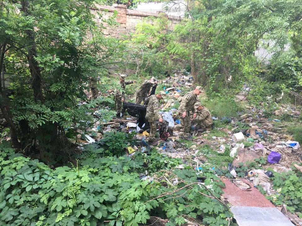 В Николаеве военнослужащие "помогают" частной фирме выполнить бюджетные контракты по уборке мусора. Кто получит деньги? 4