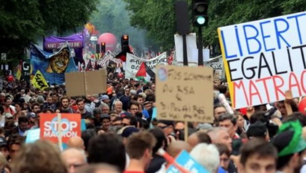 Тысячи французов протестуют против реформ Макрона в государственном секторе 1