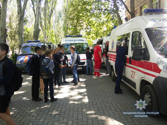 В Николаеве полиция установила личность хулигана, который распылил газ в школе №6 1