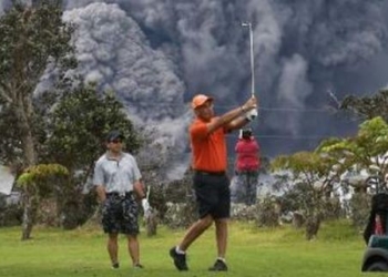 Извержение вулкана – не повод прервать партию гольфа