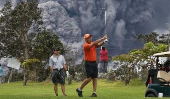 Извержение вулкана - не повод прервать партию гольфа 1