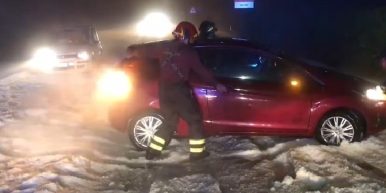 Градовый шторм обрушился на Италию. На улицы вывели снегоуборочные машины