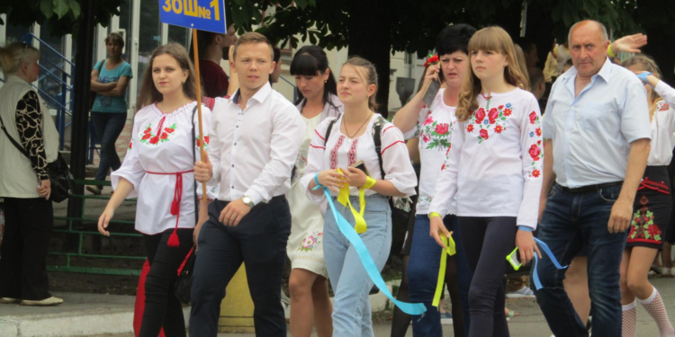 Первомайцы вышли на традиционный марш вышиванок