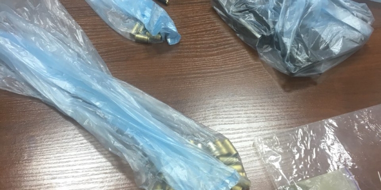 В Киеве заместитель директора гимназии хранил в кабинете оружие и гранату