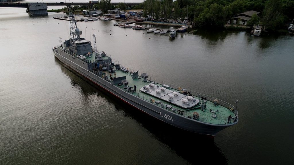 Зачем в Николаев зашел средний десантный корабль "Юрий Олефиренко" 11