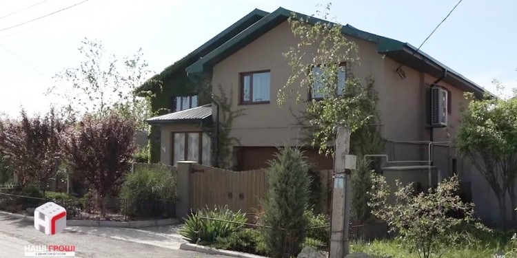 Сын очень успешной мамы: СМИ “раскопали” имущество николаевского прокурора, который наводит порядок на курорте Коблево