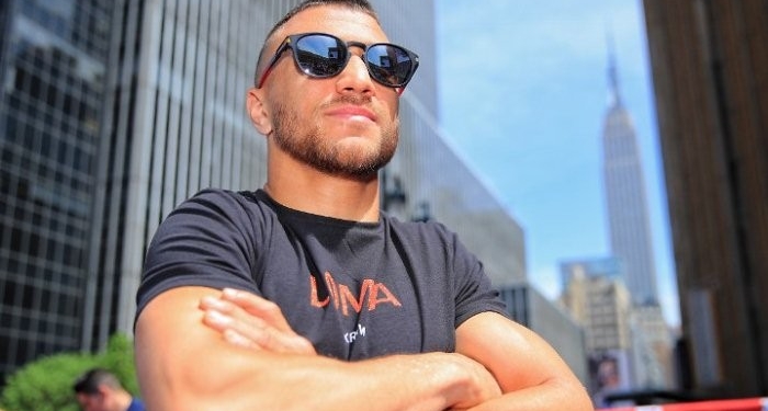 Украинский боксер Василий Ломаченко продолжает оставаться лучшим боксером мира по версии ESPN