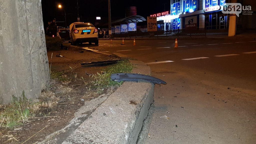 В Николаеве полицейские, пытаясь догнать нарушителя, врезались в столб 10