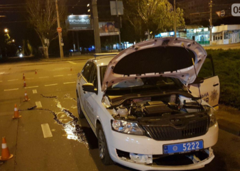 В Николаеве полицейские, пытаясь догнать нарушителя, врезались в столб