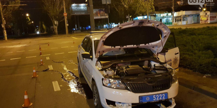 В Николаеве полицейские, пытаясь догнать нарушителя, врезались в столб