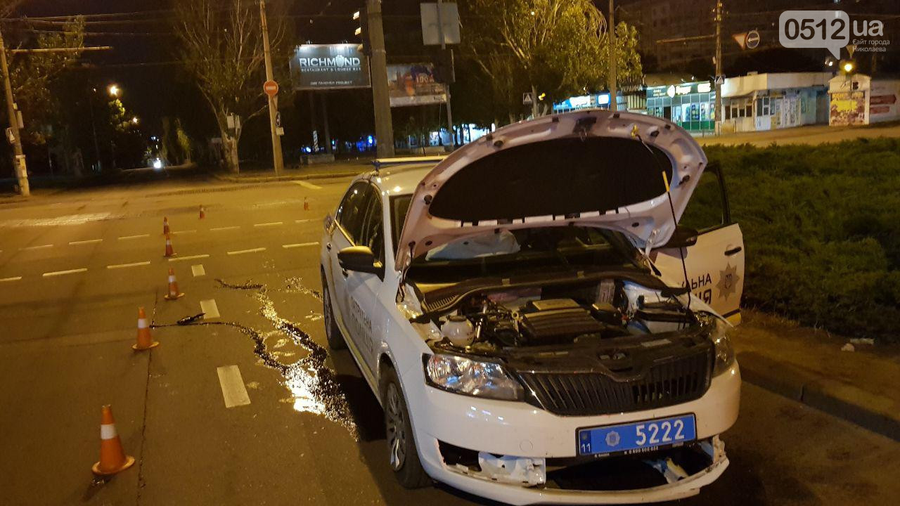 В Николаеве полицейские, пытаясь догнать нарушителя, врезались в столб