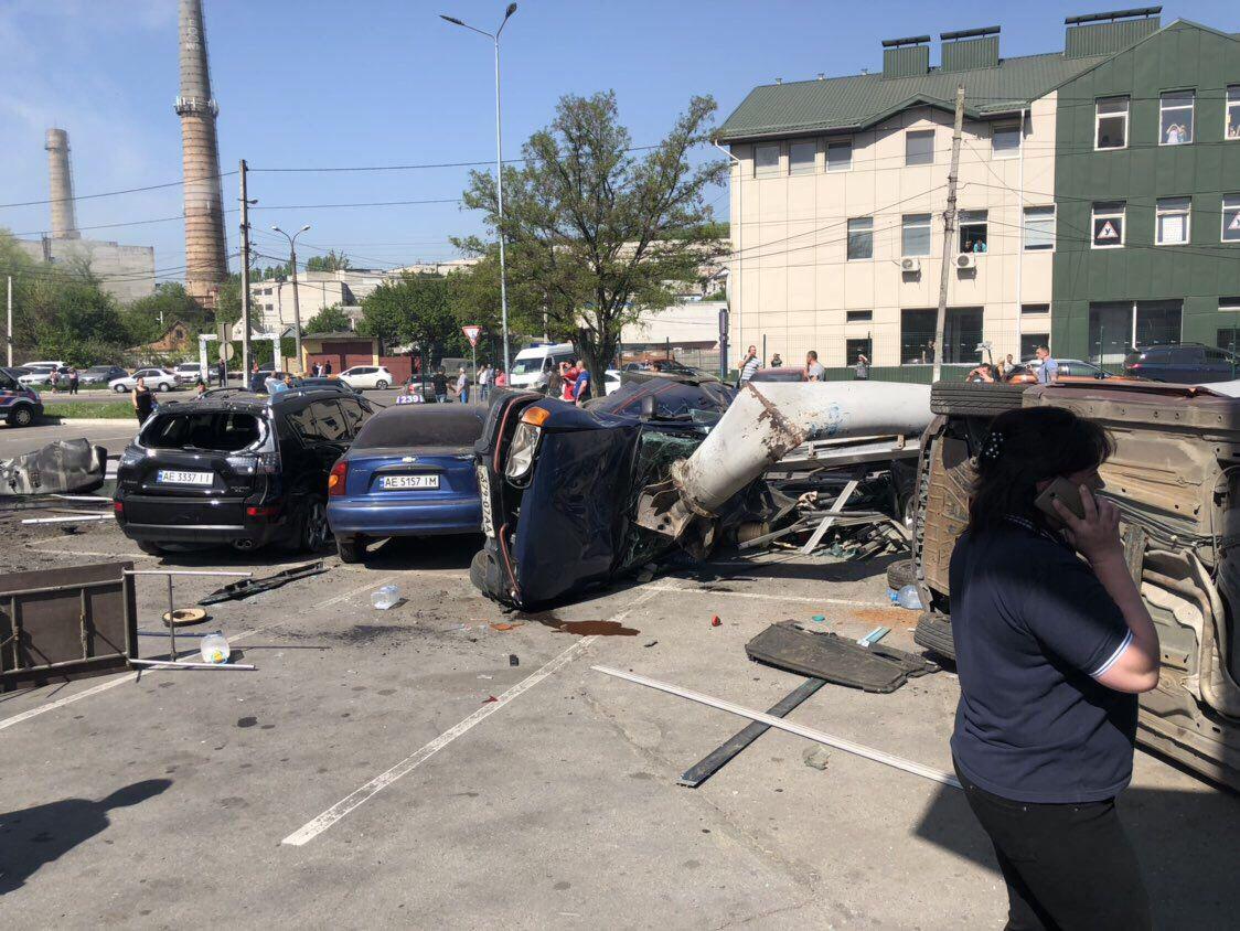 В Днепре фура с металлом снесла 12 авто на парковке, есть жертвы 6