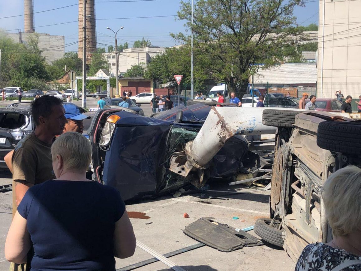 В Днепре фура с металлом снесла 12 авто на парковке, есть жертвы 10