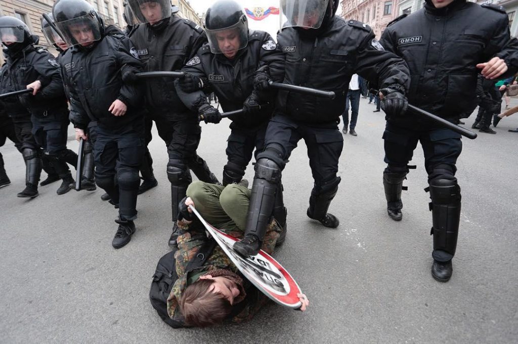 Протесты в России перед инаугурацией Путина: полиция задержала более тысячи человек 1