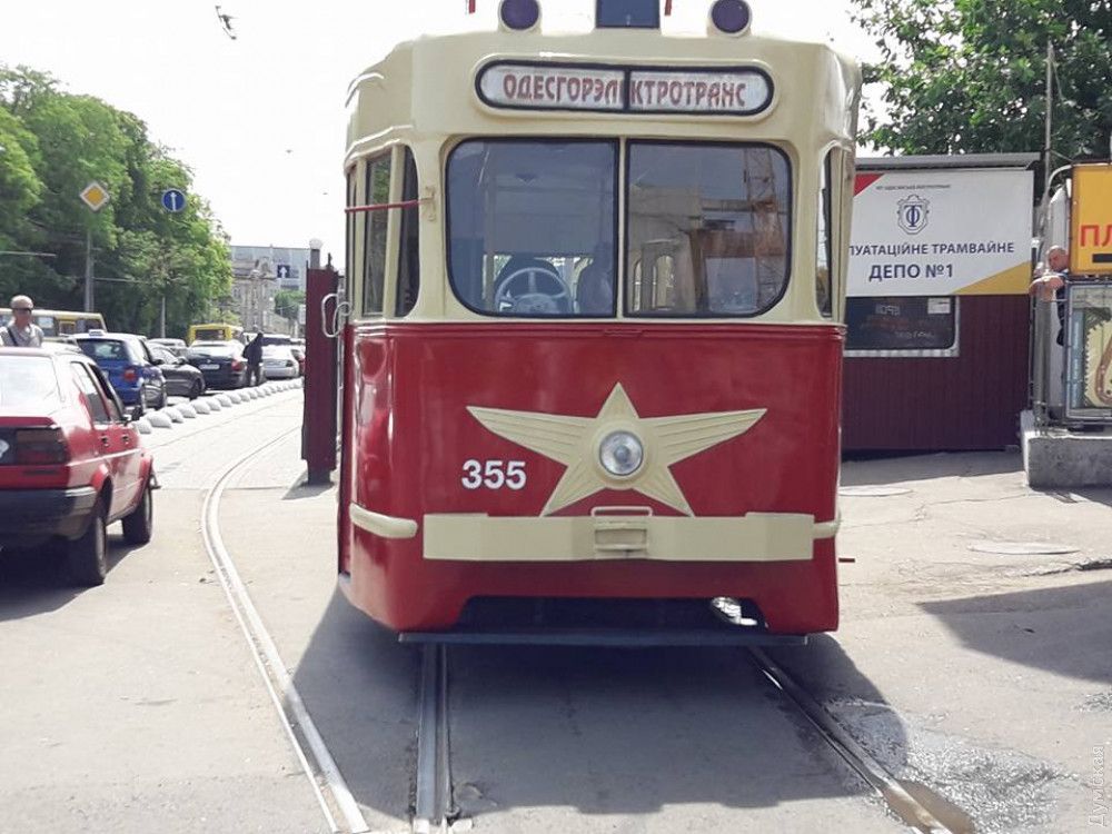 По уши деревянный. В Одессе вышел на улицы отреставрированный ретро трамвай 3