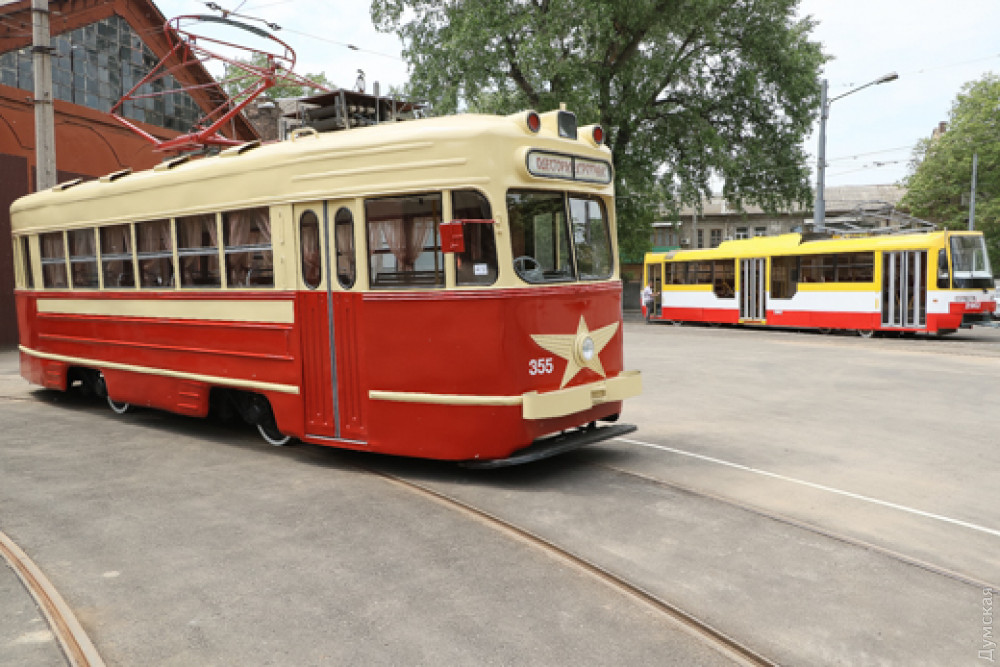По уши деревянный. В Одессе вышел на улицы отреставрированный ретро трамвай 7