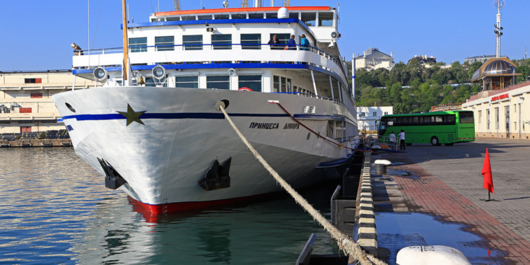 Теплоход “Принцесса Днепра” открыл круизный сезон в Одессе