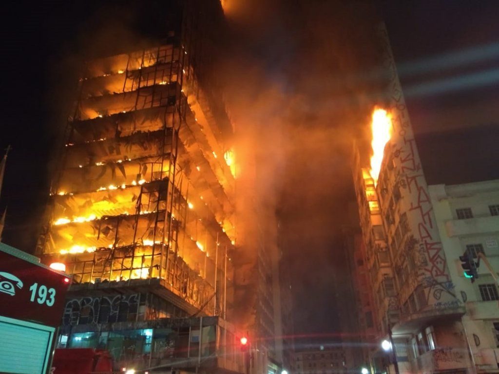 В Бразилии рухнула охваченная огнем многоэтажка: люди прыгали в окна 1