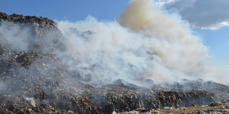 Спасатели ликвидировали пожар на свалке под Николаевом