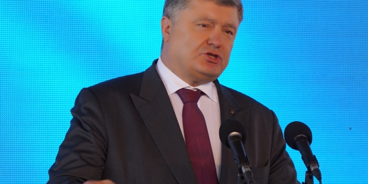 Года мало для защиты. Президент Порошенко объявил 10-летие украинского языка