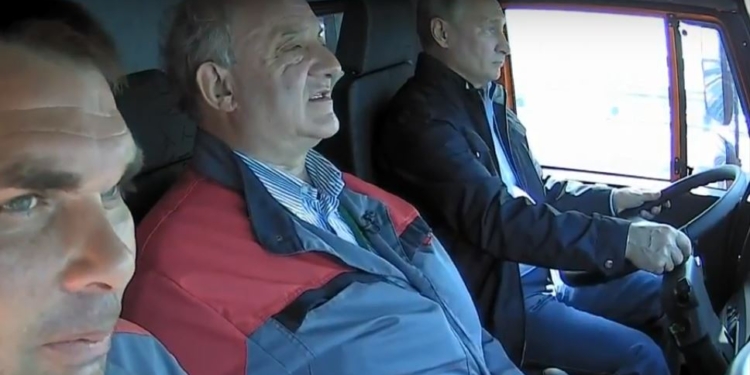 Путин приехал на открытие Крымского моста на Камазе