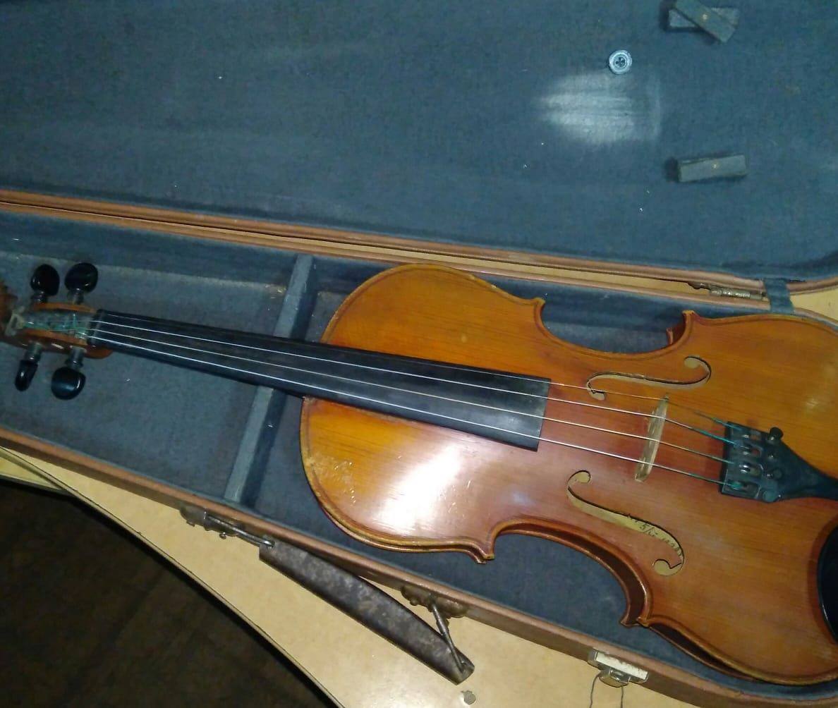 Не Страдивари, но почти: украинку задержали при попытке вывезти за границу старинные скрипки