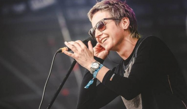 Пограничники не пропустили в Украину экс-солистку “Ночных снайперов”, артистку Сурганову