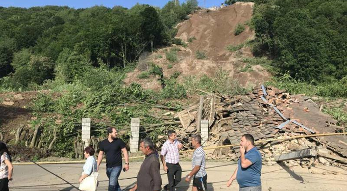 На Закарпатье оползень разрушил два жилых дома