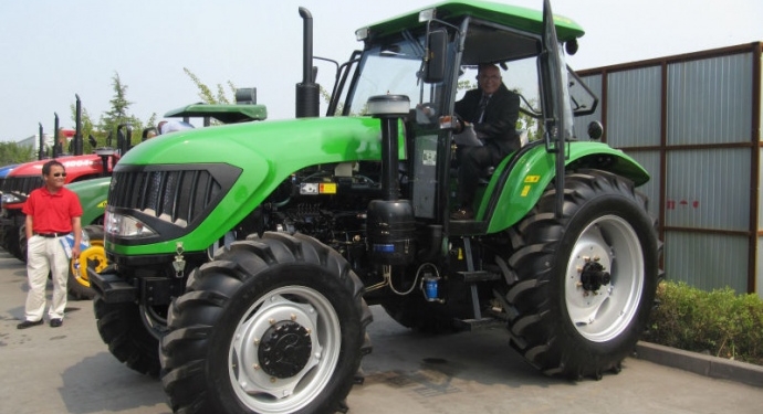 Василий Хмельницкий обещает наладить сборку китайских тракторов в Украине