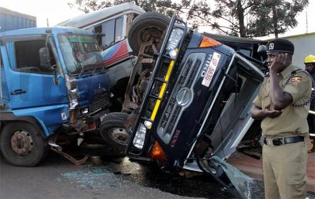 В Уганде автобус врезался в трактор: Погибли около 50 человек 1